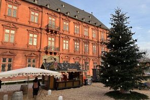 Glühweinstand im Innenhof des Schlosses © Landeshauptstadt Mainz