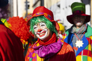 Eine als Clown verkleidete Frau &copy; Martine Pipprich