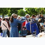 Besucher:innen auf dem Krempelmarkt am Rheinufer © Kristina Schäfer