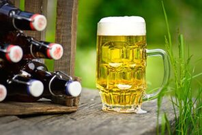 Symbolbild eines Bierglases und Bierflaschen. © Visions-AD Fotolia