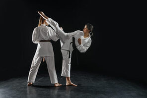Zwei Frauen beim Jiu-Jitsu Kampfsport © AdobeStock Nomad_Soul