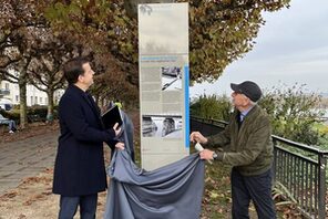 Enthüllung der Tafel durch OB Haase und Spender Gerhard Bär © Landeshauptstadt Mainz