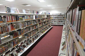 Bücherregale der Öffentlichen Bücherrei Anna Seghers © Stadtarchiv Landeshauptstadt Mainz