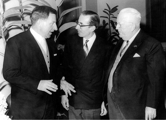 Verabschiedung von Alt-Oberbürgermeister Franz Stein und Amtseinführung des neuen Oberbürgermeisters Jockel Fuchs bei einer Sondersitzung des Stadtrats im Städtischen Theater, 03.05.1965; in der Mitte der Bürgermeister von Watford, Mr. Reynolds.