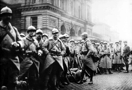 Soldaten am Bahnhof Mainz