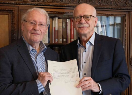 Eckhart Pick übergibt dem Leiter des Stadtarchivs, Wolfgang Dobras, einen Brief Carl Zuckmayers mit der Unterschrift des Schriftstellers.