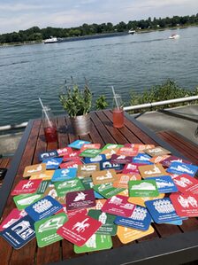 Mainzer Woideggel liegen auf einem Tisch mit Blick auf den Rhein