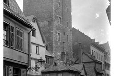Bildergalerie Eisenturm Stadtbefestigung, Stadtmauer, Eisenturm Ende des 16. Jahrhunderts verlor der Eisenturm seine Funktion als Torturm der mittelalterlichen Stadtbefestigung verlor und wurde er mit Häusern eng umbaut. Das zeigt auch diese Ansicht um 1895, von der Löhrgasse aus gesehen...
