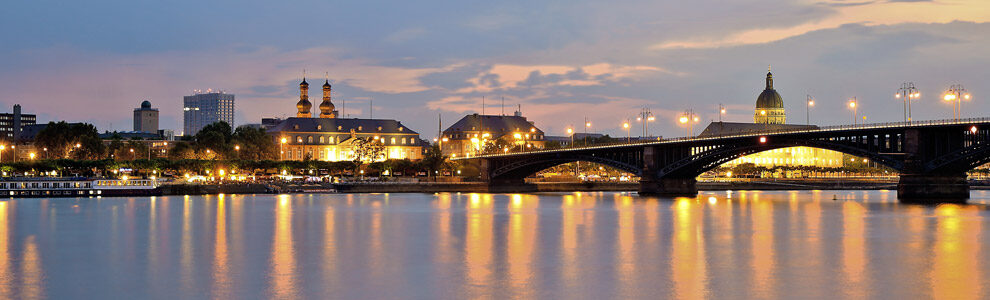 Theodor-Heuss-Brücke bei Nacht