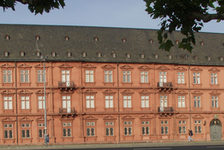 Bildergalerie Kurfürstliches Schloss Kurfürstliches Schloss An der Rheinfront nimmt das Kurfürstliche Schloss über eine Länge von 75 Metern seinen Platz in unmittelbarer Nähe zum ehemaligen Deutschordenshaus, dem heutigen rheinland-pfälzischen Landtag, und dem Neuen Zeughaus ein.