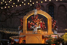 Reich geschmückte Buden sorgen für weihnachtliches Ambiente.