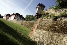 Bildergalerie Zitadelle Zitadellenmauer mit Zitadelle Umgeben von einer Mauer weist die heutige Zitadelle einen regelmäßigen Grundriss mit den vier Bastionen Alarm, Tacitus, Drusus und Germanikus vor.