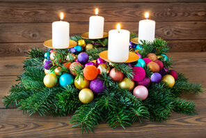 Adventskranz mit bunten Kugeln © PhotoSG - Fotolia