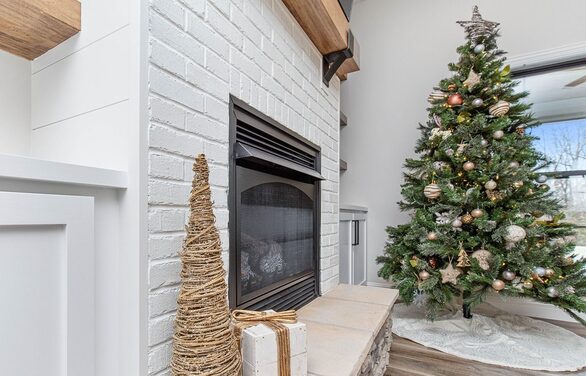 Schlichtes Wohnzimmer mit Weihnachtsbaum