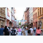 Menschen flanieren über die Aufustinerstraße © Anke Kristina Schäfer