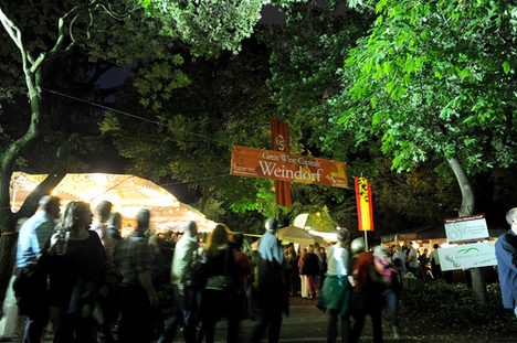 Eingang des Great Wine Capitals-Weindorf am Abend