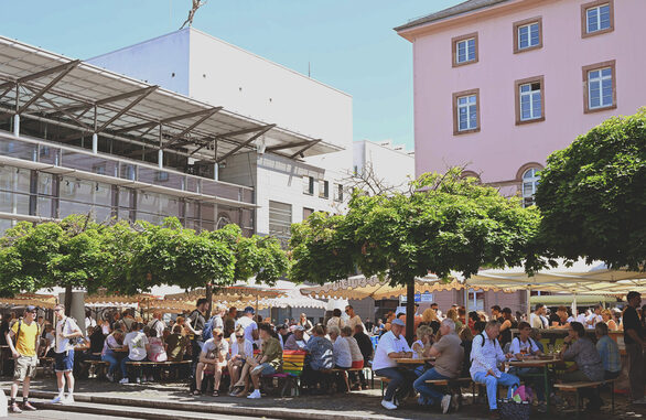 Besucher vor den Ständen der Mainzer Winzer