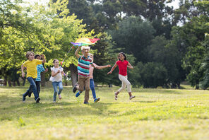 Kinder spielen auf einer Wiese © AdobeStock WavebreakmediaMicro