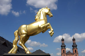 Goldenes Ross des Landesmuseums, Türme von St. Peter im Hintergrund © Landeshauptstadt Mainz