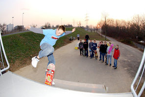 Junge mit Skateboard auf einer Skateranlage © Landeshauptstadt Mainz