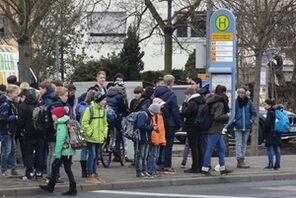 Schüler an Haltestelle © Landeshauptstadt Mainz