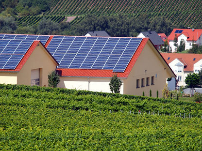 Solarzellen auf den Dächern des Weinguts