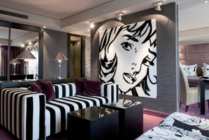 Sitzecke mit schwarz-weiß-gestreiftem Sofa © Atrium Hotel Mainz