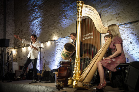 Musikgruppe mit Harfe auf der steinernen Bühne im Château Schembs