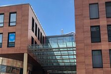 Das Hochschulgebäude von außen.