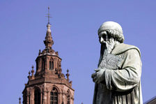Monumento a Gutenberg con la Catedral de San Martín de fondo