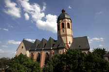 St. Stephan - Üç nefli ve kuleli salon kilisesi