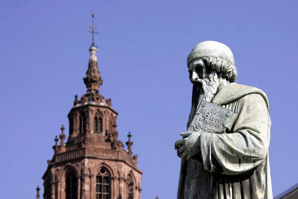 St. Martin Katedrali ve Gutenberg heykeli