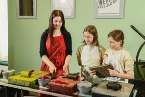 Kinder beim Drucken im Druckladen 