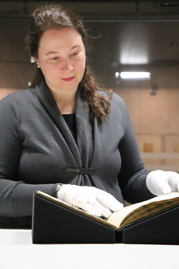 Buchrestauratorin des Gutenberg-Museums