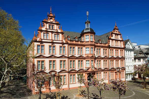 Im "Römischen Kaiser" befinden sich die Museumverwaltung und die Gutenberg-Bibliothek.