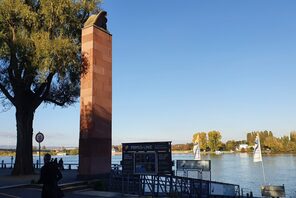 Das Marine-Ehrenmal am Rheinufer. © Landeshauptstadt Mainz