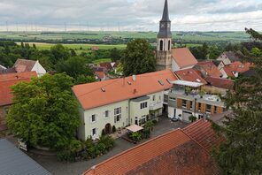 Ansicht des Gutshauses mit Hof © Bio-Weingut + Gästehaus Bernhard-Räder