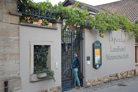Eingang des Weinguts und Weinrestaurants Espenhof