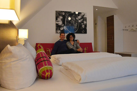 Chris und Alexander Baumann in einem Zimmer im Hotel Domhof.