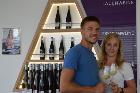 Sebastian und Alina Engel vor der Weinpyramide
