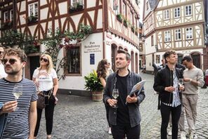 Paul Koop mit einer Gästegruppe unterwegs durch die Mainzer Altstadt. © MainzGuide