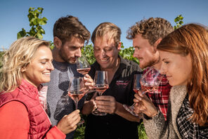 Eine Gruppe bei der Weinprobe im Weinberg. © Denis Wendel