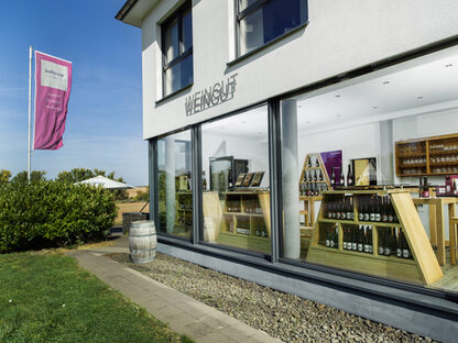 Der imposante Eingang des Weinguts.